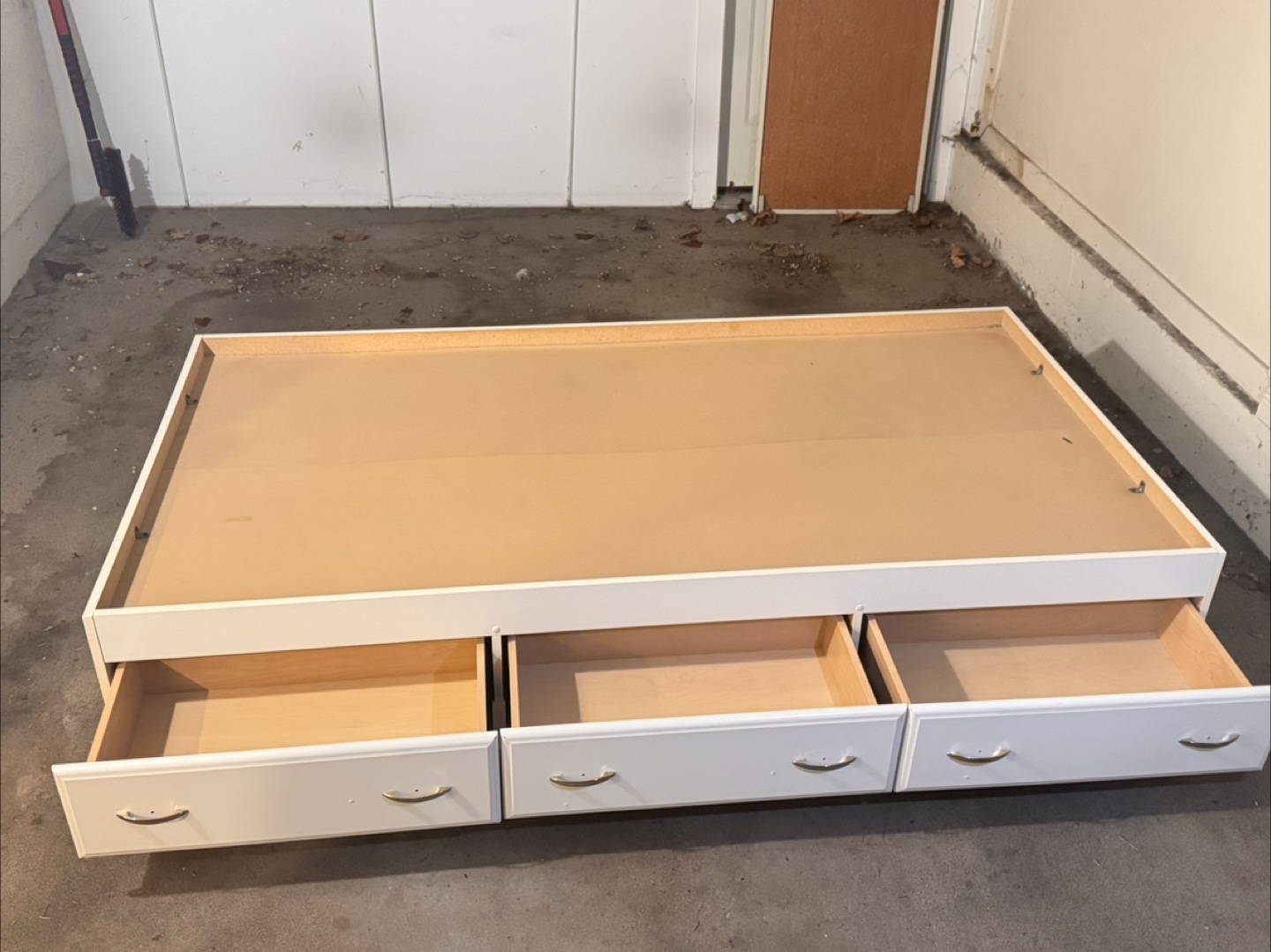 Twin-size bed frame with headboard and drawers - photo 5