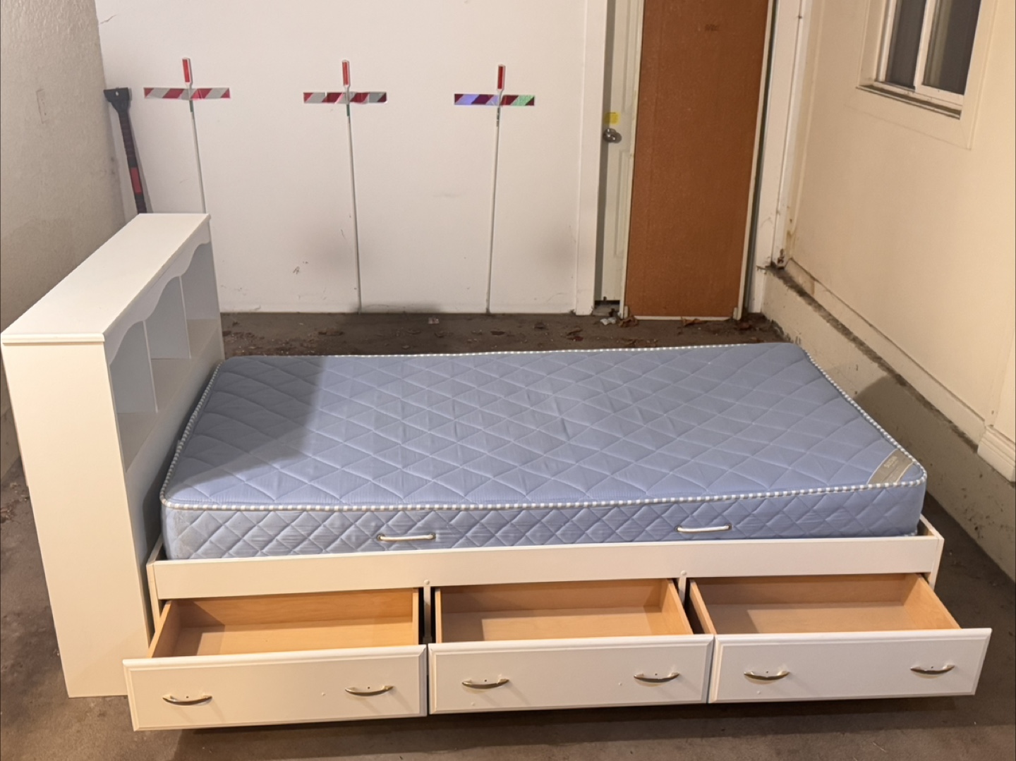Twin-size bed frame with headboard and drawers - photo 3