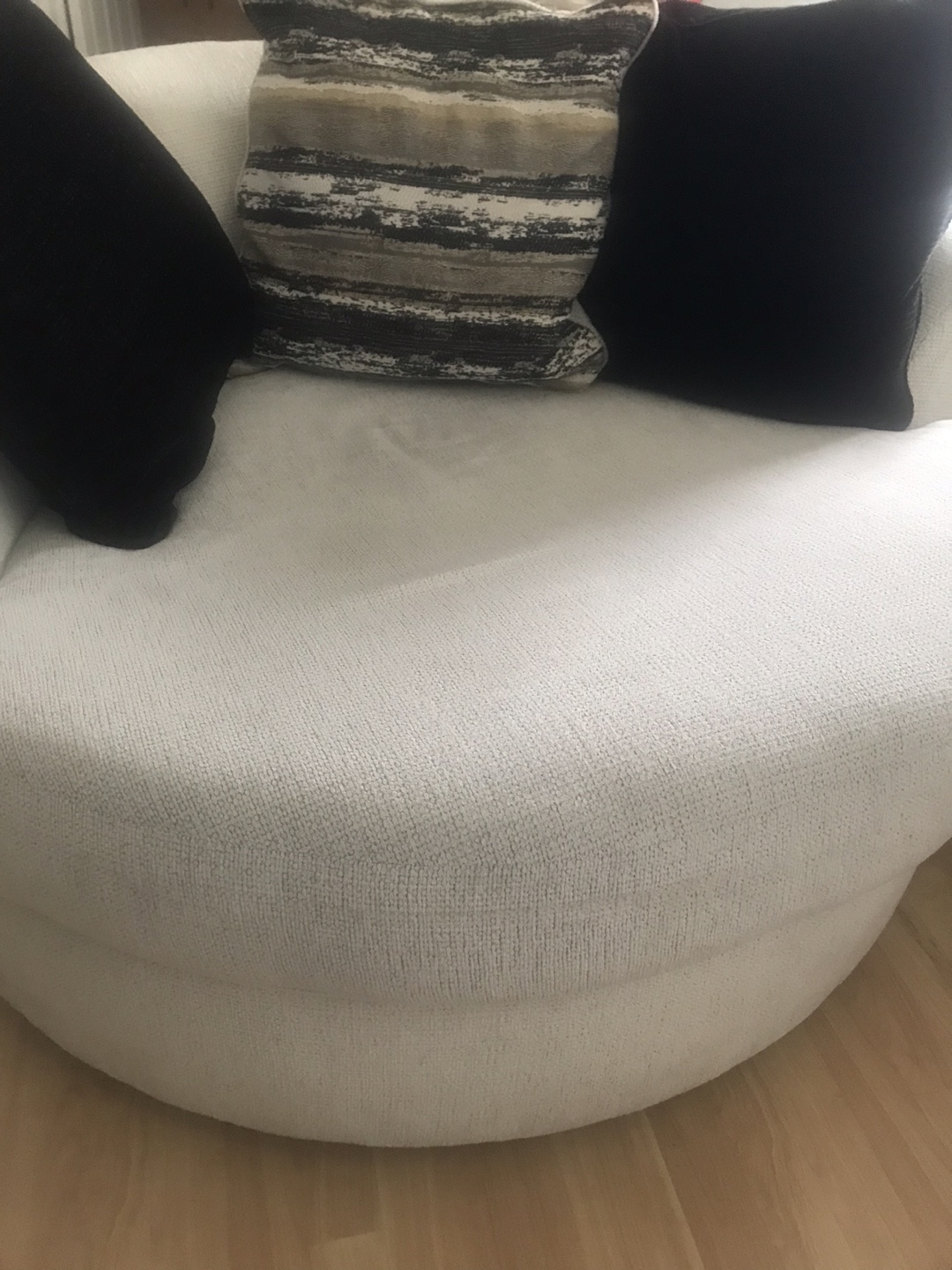 Swivelling Accent Chair