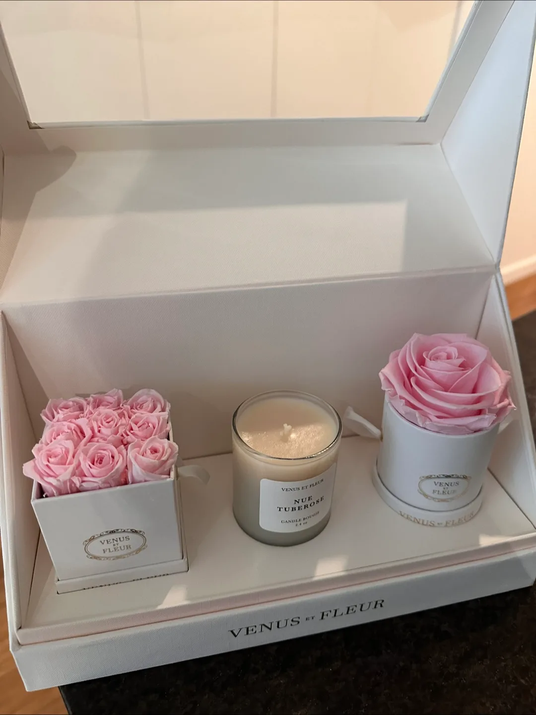 Venus et Fleur Gift Set - Candle and Roses thumbnail