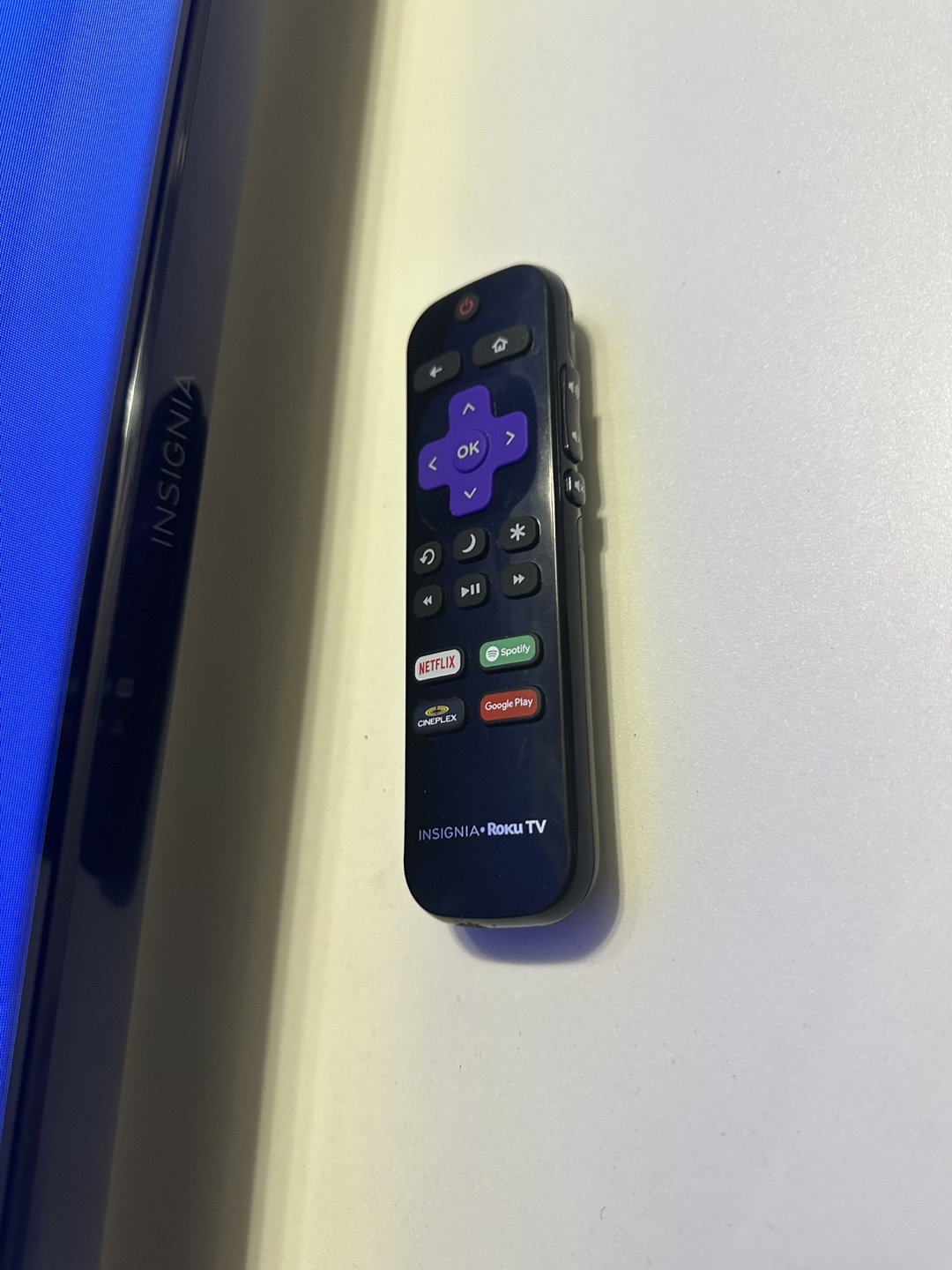 32-inch Roku Smart TV in excellent working condition. - photo 2