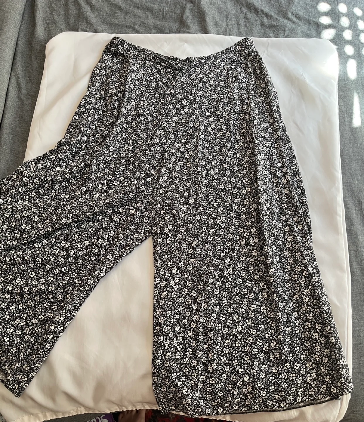 New Look Black and White Floral Wide Leg Culottes/capris image indicator(2)