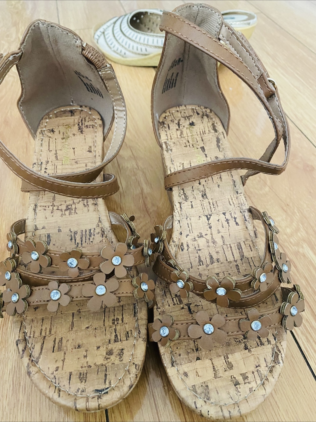 American Eagle women’s Brown Wedge Sandals Size 9