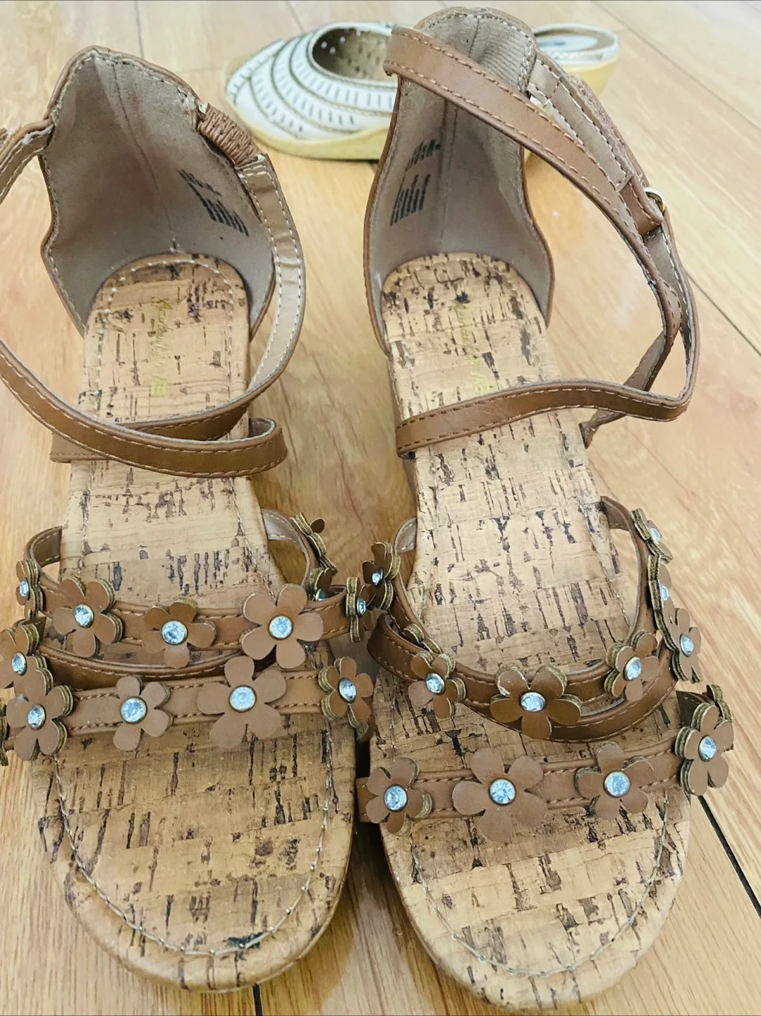 American Eagle women’s Brown Wedge Sandals Size 9 thumbnail