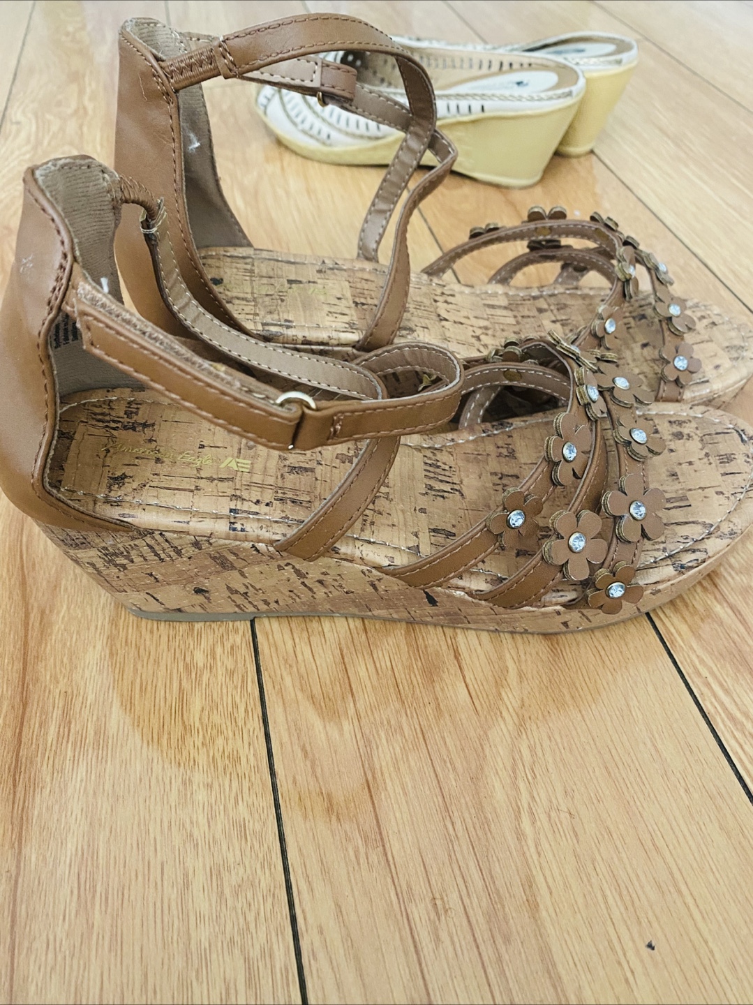 American Eagle women’s Brown Wedge Sandals Size 9 - photo 3