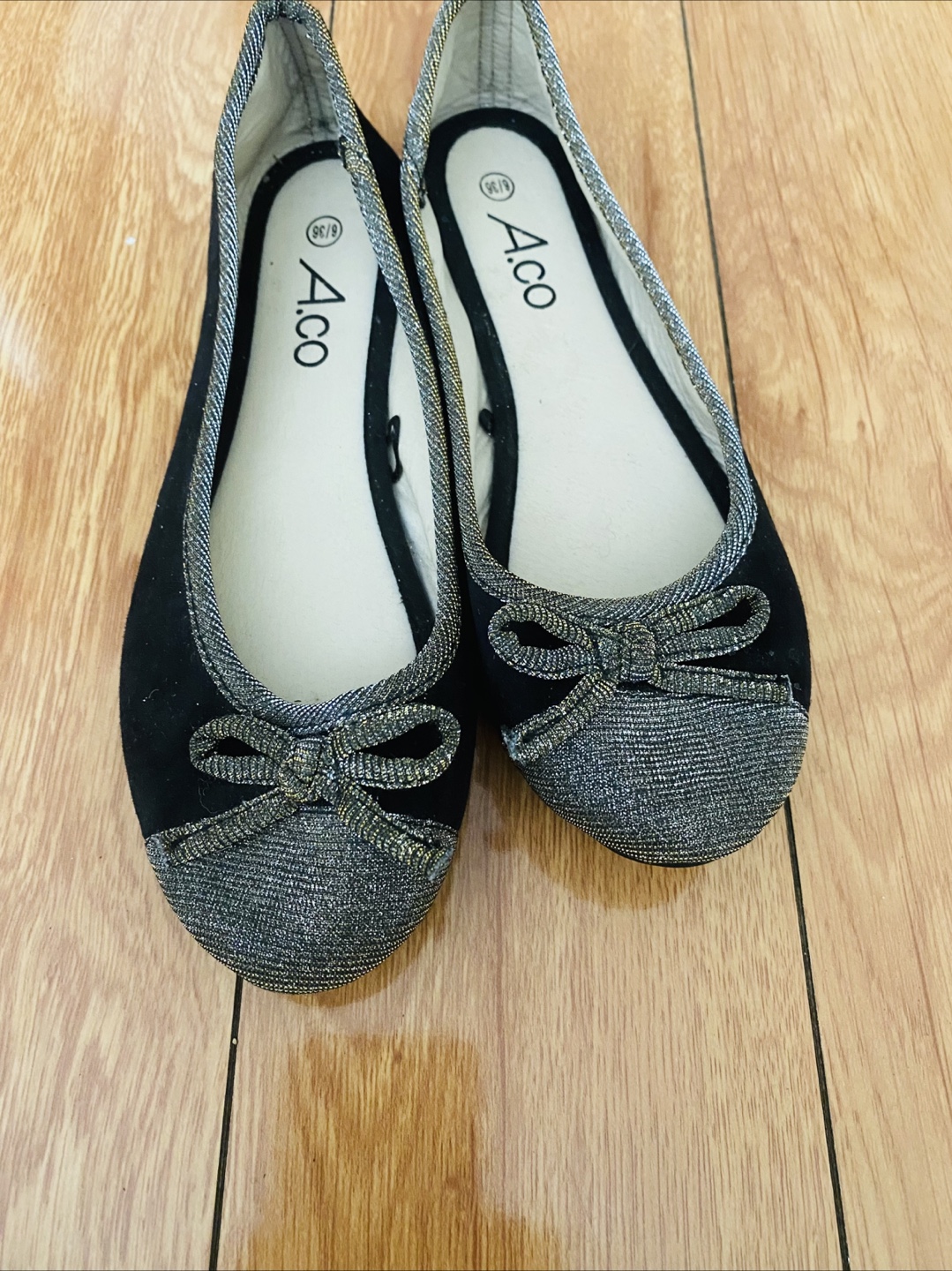 Womens Black & Silver Bow Flats - Size 6