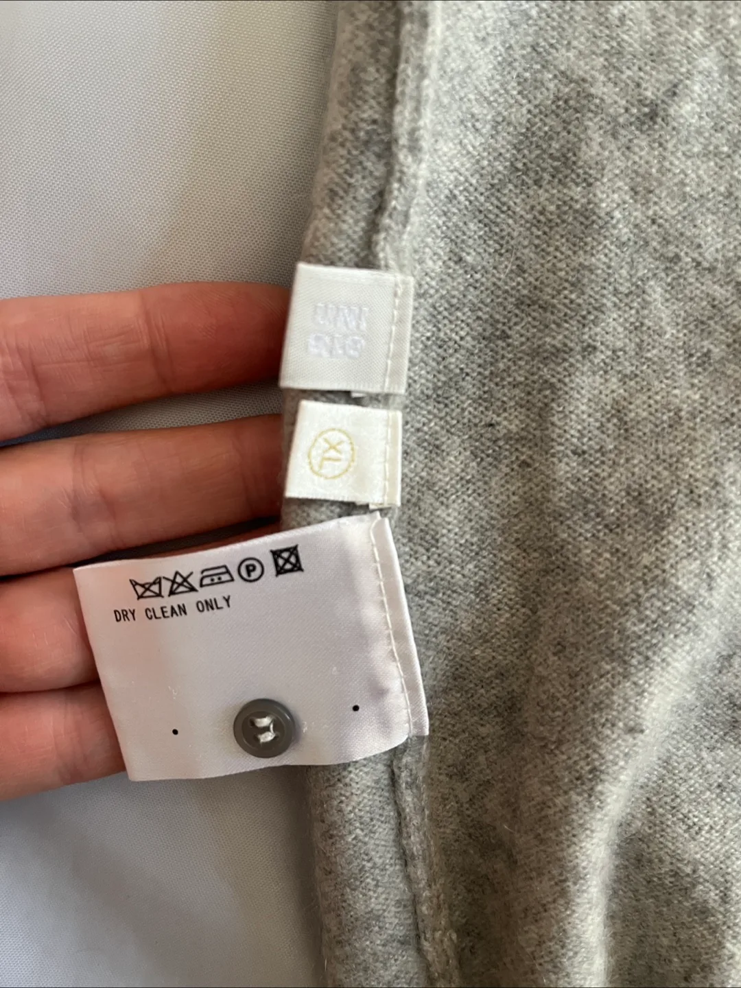 Uniqlo 100% Cashmere half Button Sweater image indicator(4)