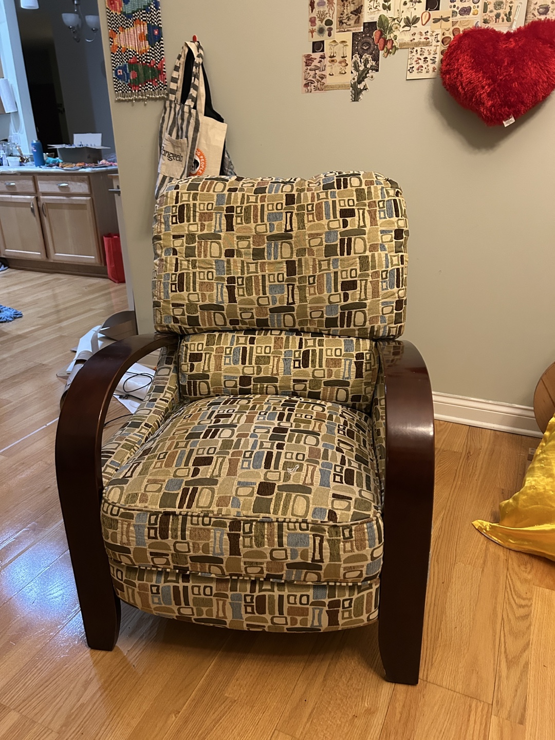 Recliner Chair with Mid-Century Modern Design