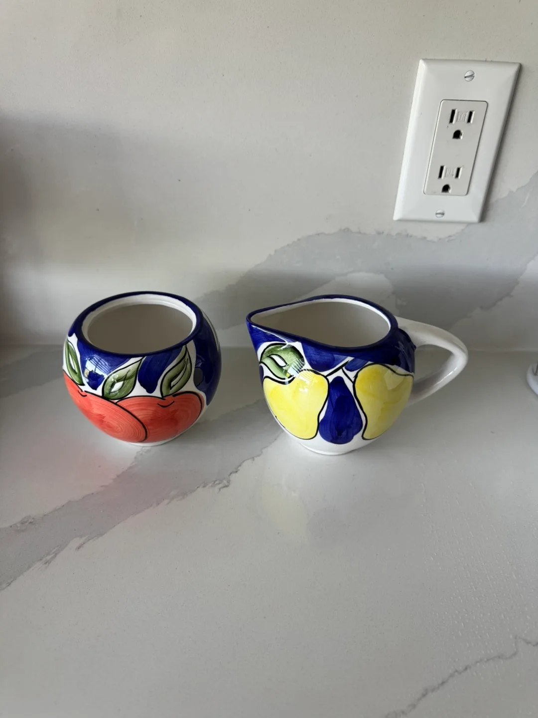 Creamer, sugar bowl, and napkin holder set image indicator(4)