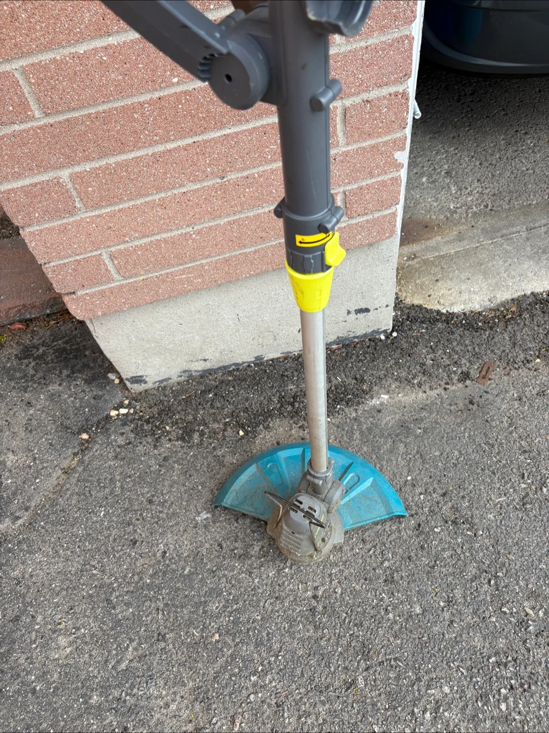 Yardworks Cordless String Trimmer image indicator(2)