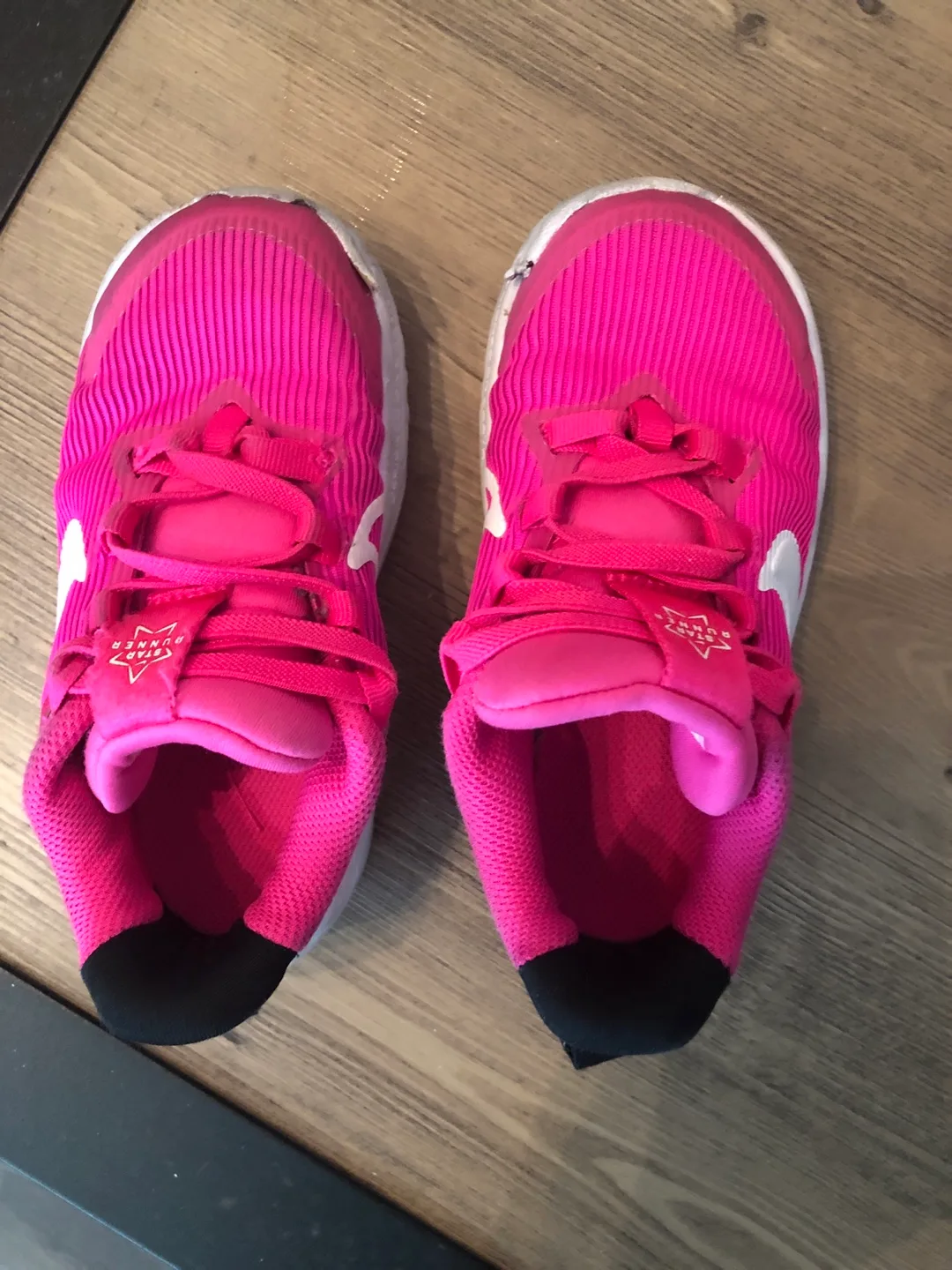 Pink Nike Kids' Running Shoes - Size 9C 🏒 image indicator(2)