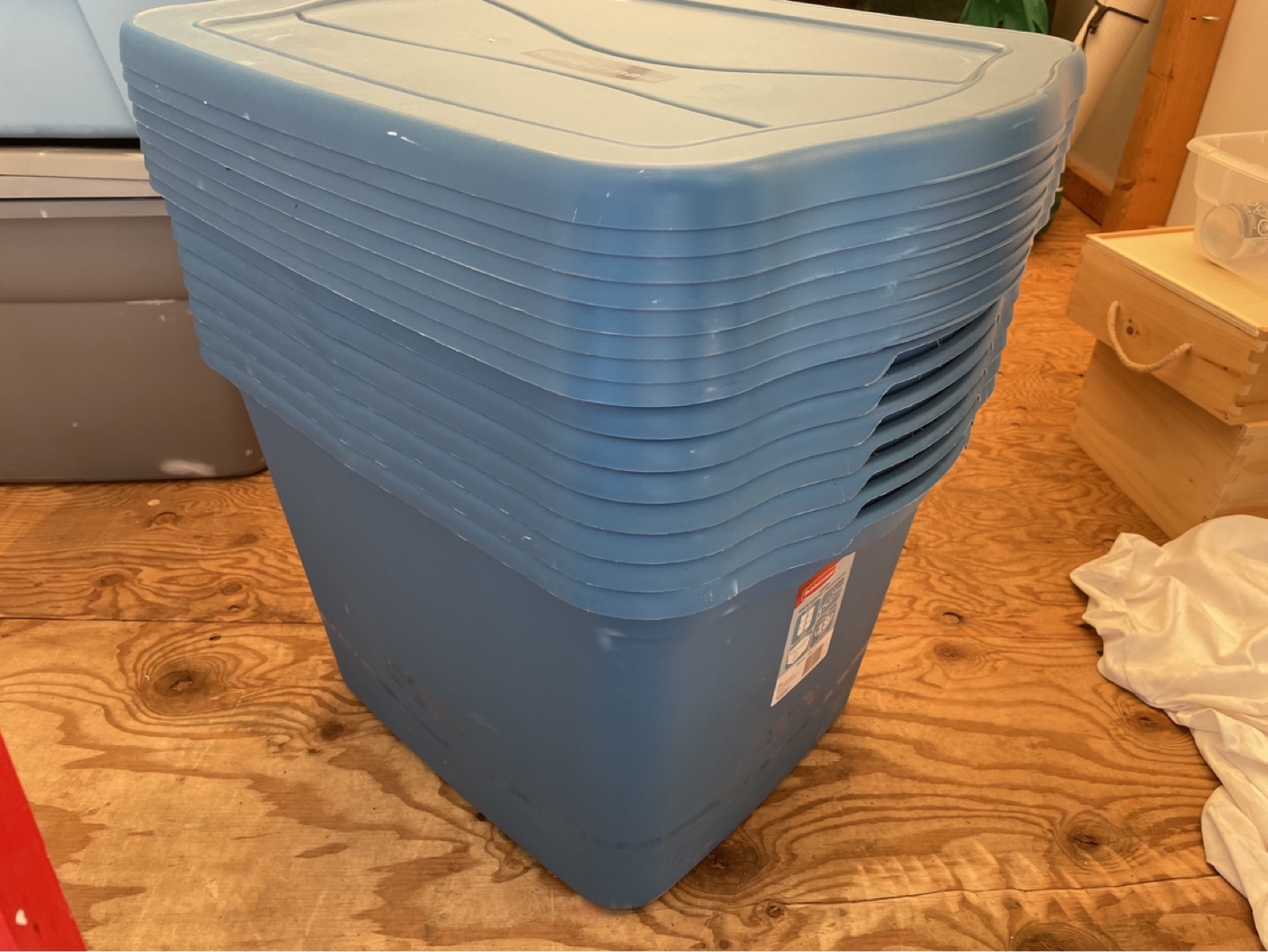 8* 68L Storage Bins