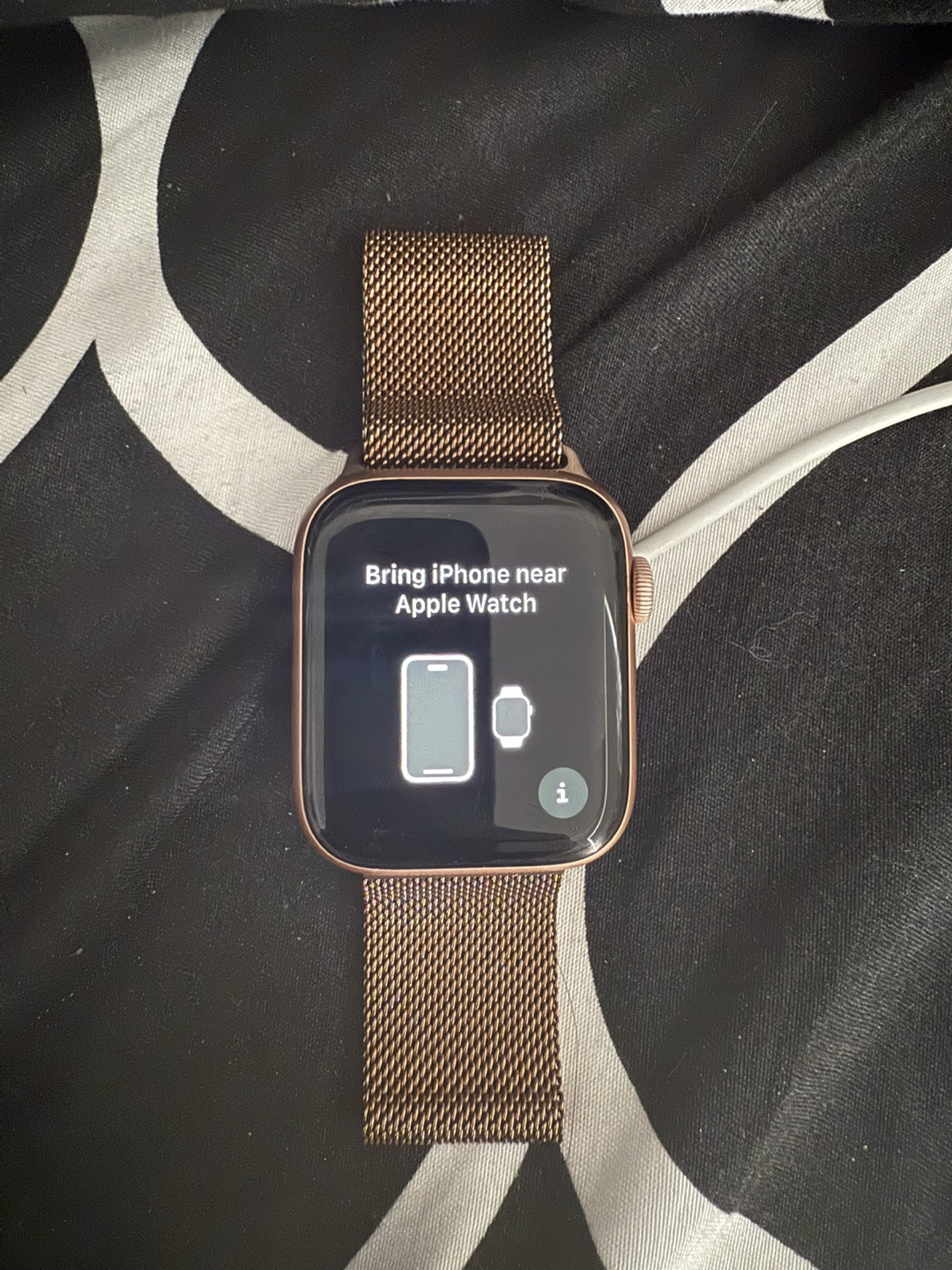 Apple Watch Series 5 Gold Aluminium Case with Milanese Band - photo 2