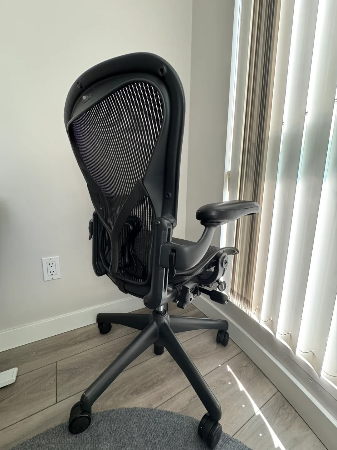 Herman Miller Aeron Chair image indicator(2)