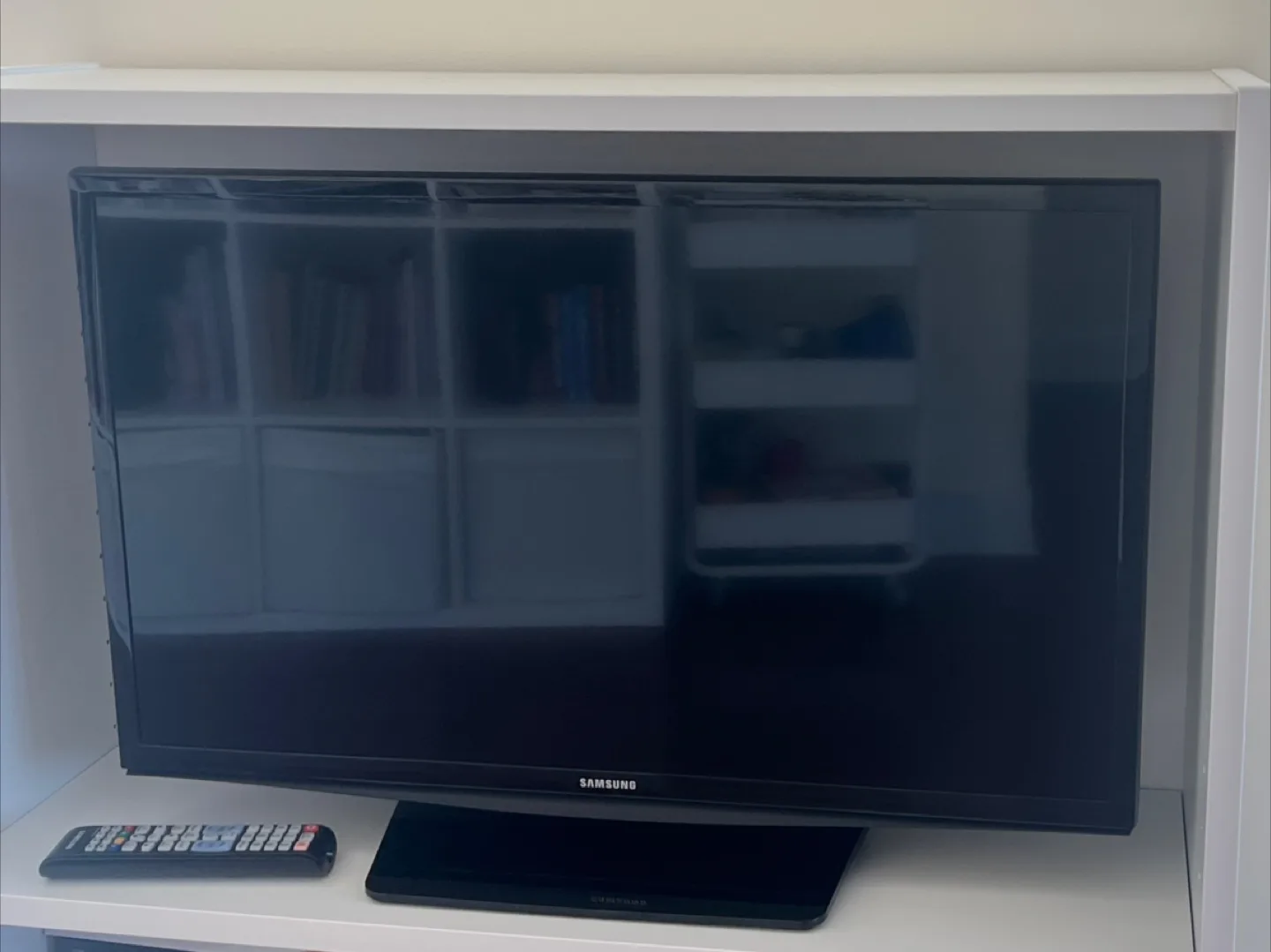 Samsung 27" TV & Roku Streaming Stick 4K image indicator(2)