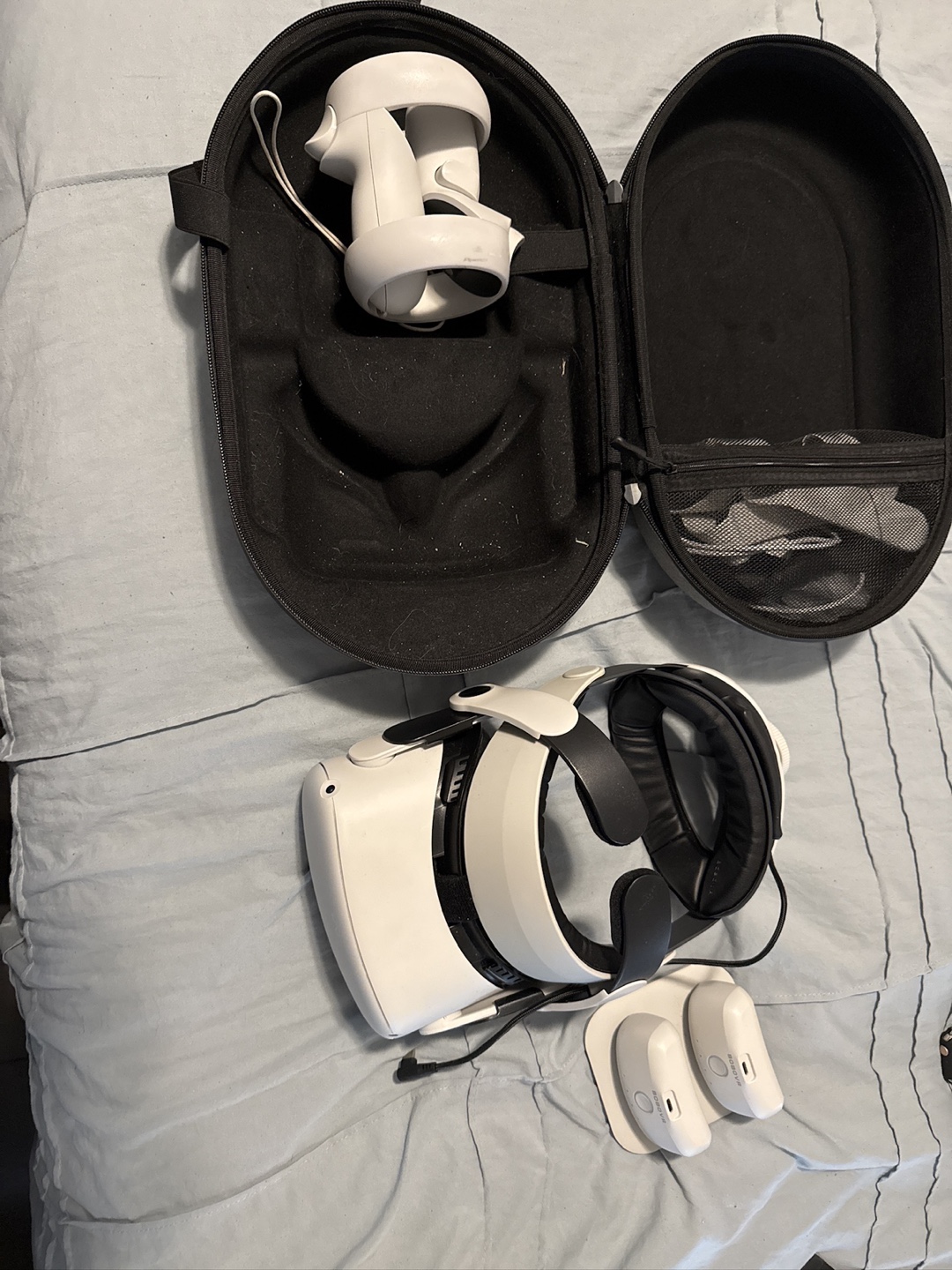 Meta Quest 2 VR Headset with Controllers w Case