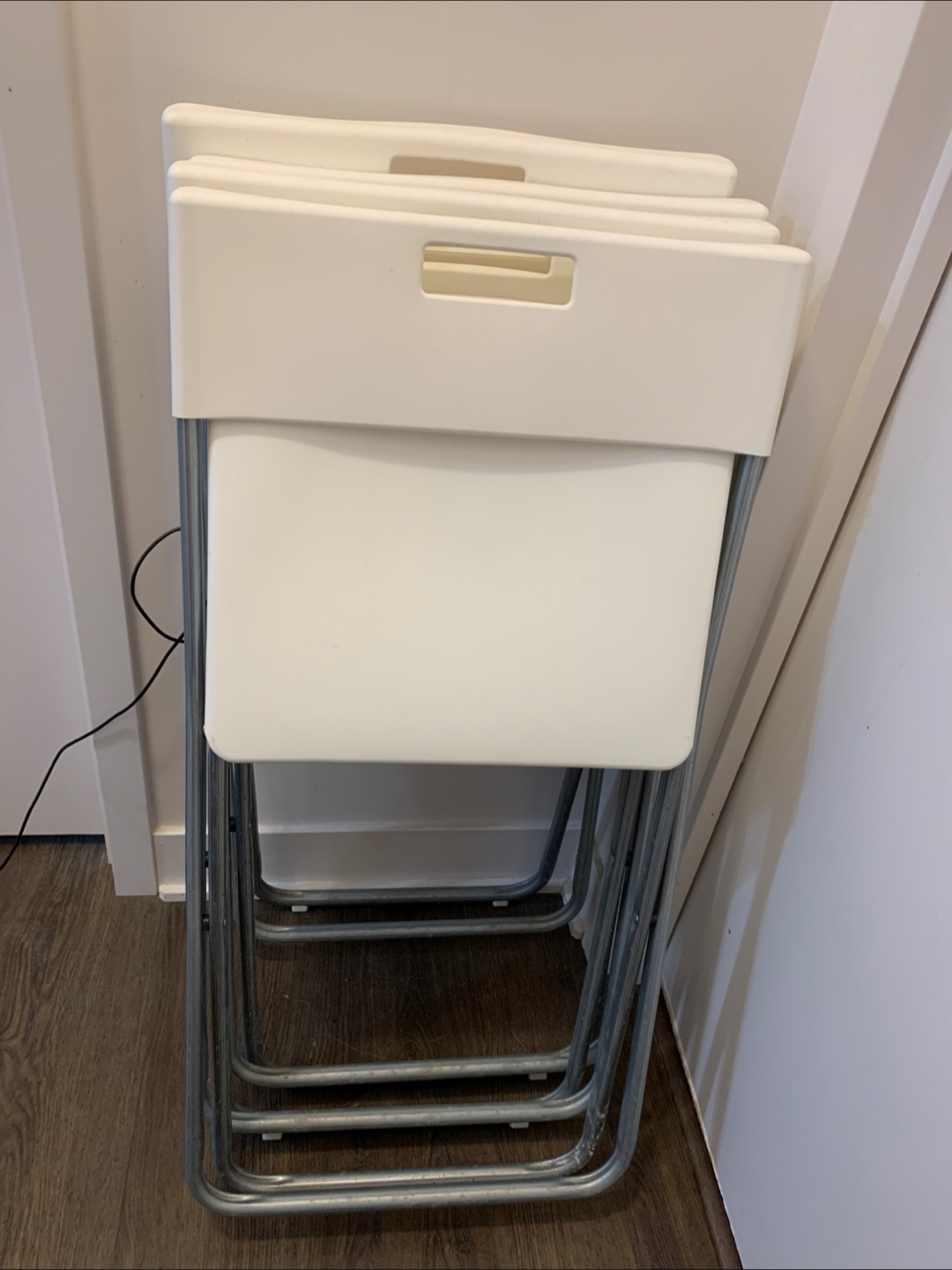 Set of four white folding chairs - photo 3