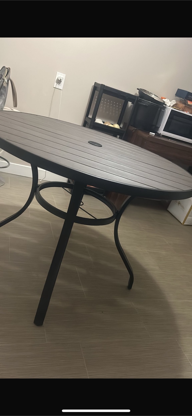 Round patio table
