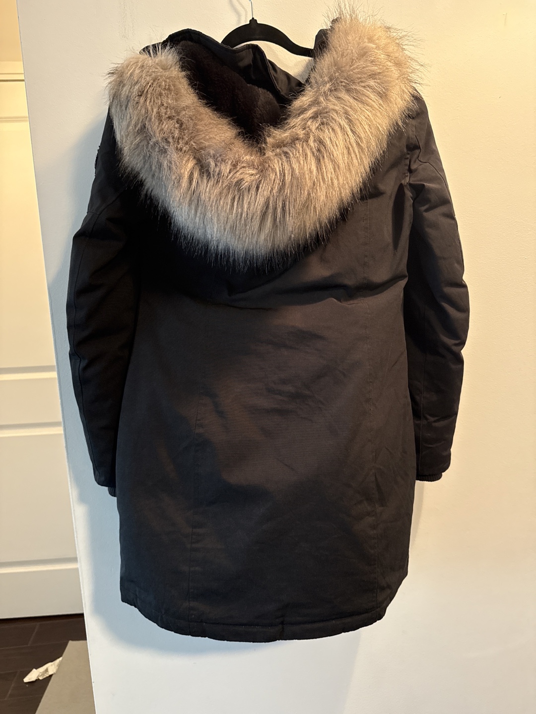 Women's black parka with fur hood - photo 2