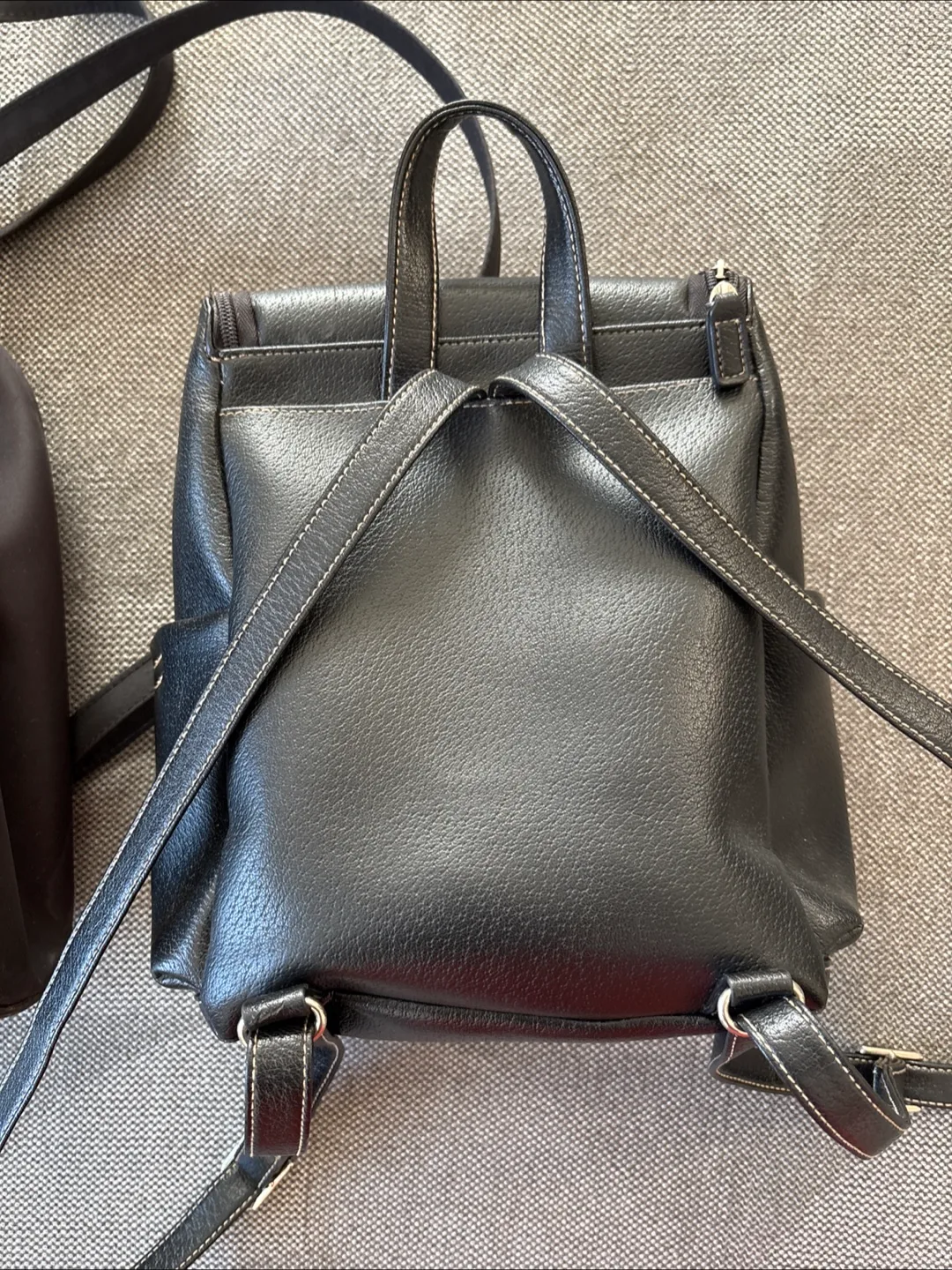 Small Connection backpack image indicator(2)