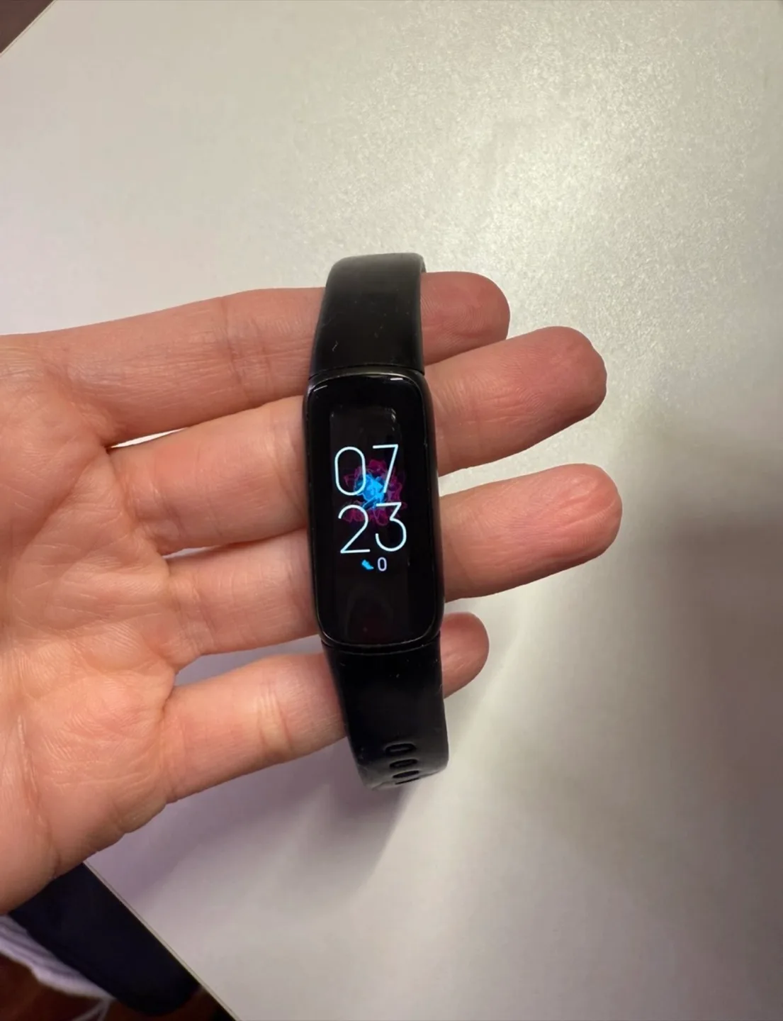 Fitbit Luxe Fitness Tracker image indicator(2)