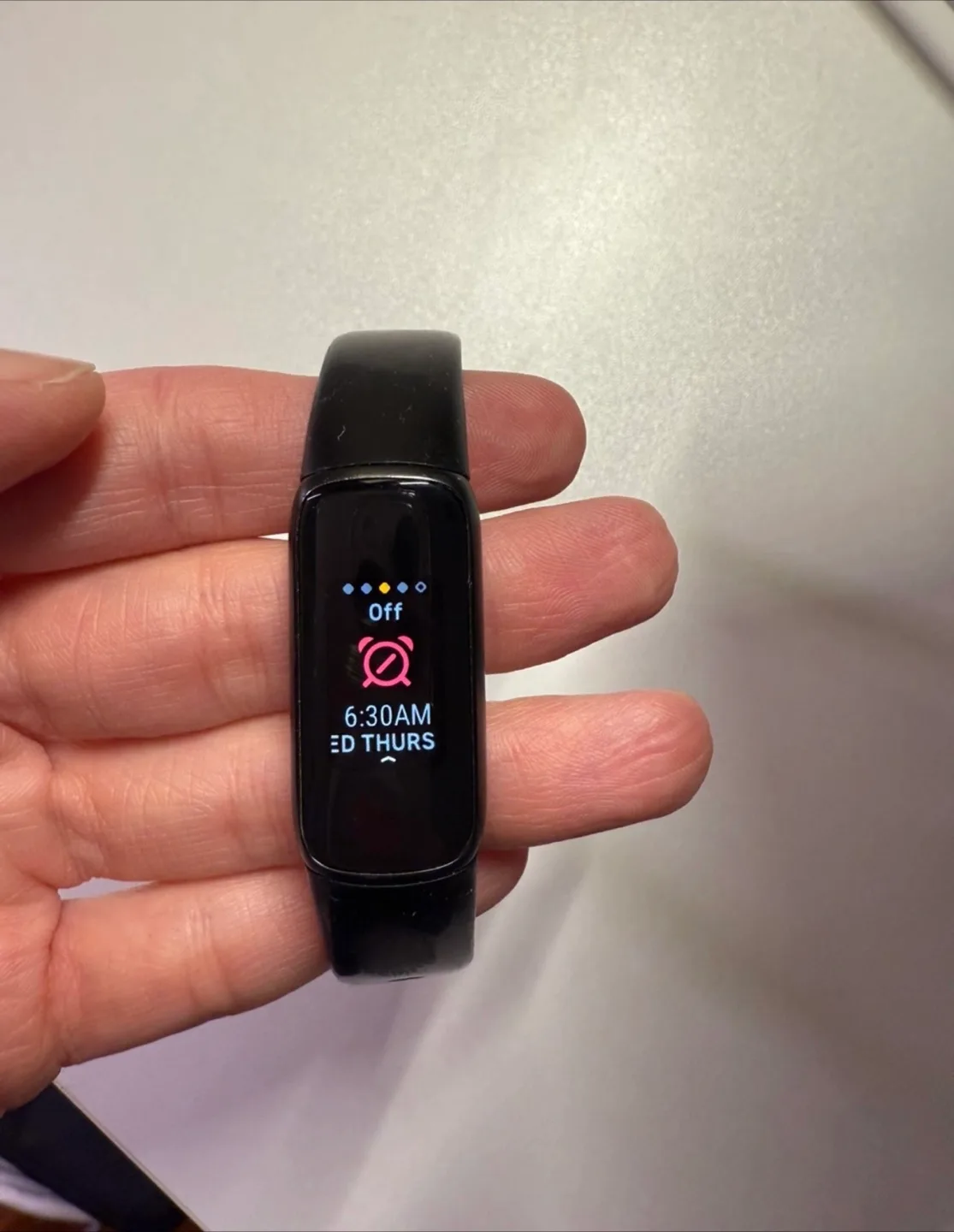 Fitbit Luxe Fitness Tracker image indicator(6)