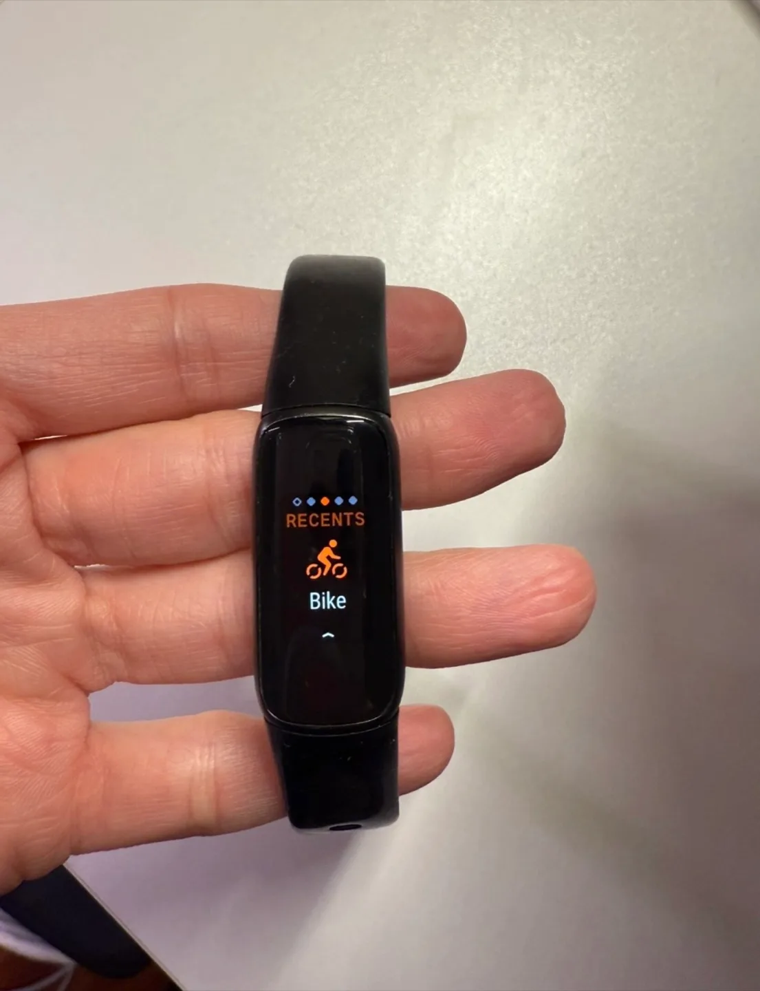 Fitbit Luxe Fitness Tracker image indicator(4)