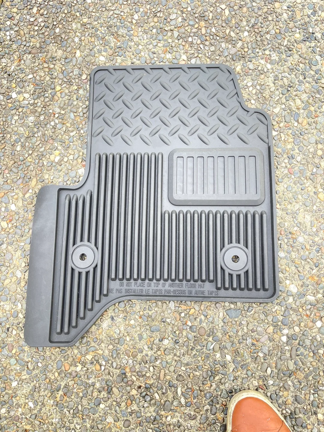 Black Rubber Floor Mat for Chev or GMC pickup. image indicator(4)