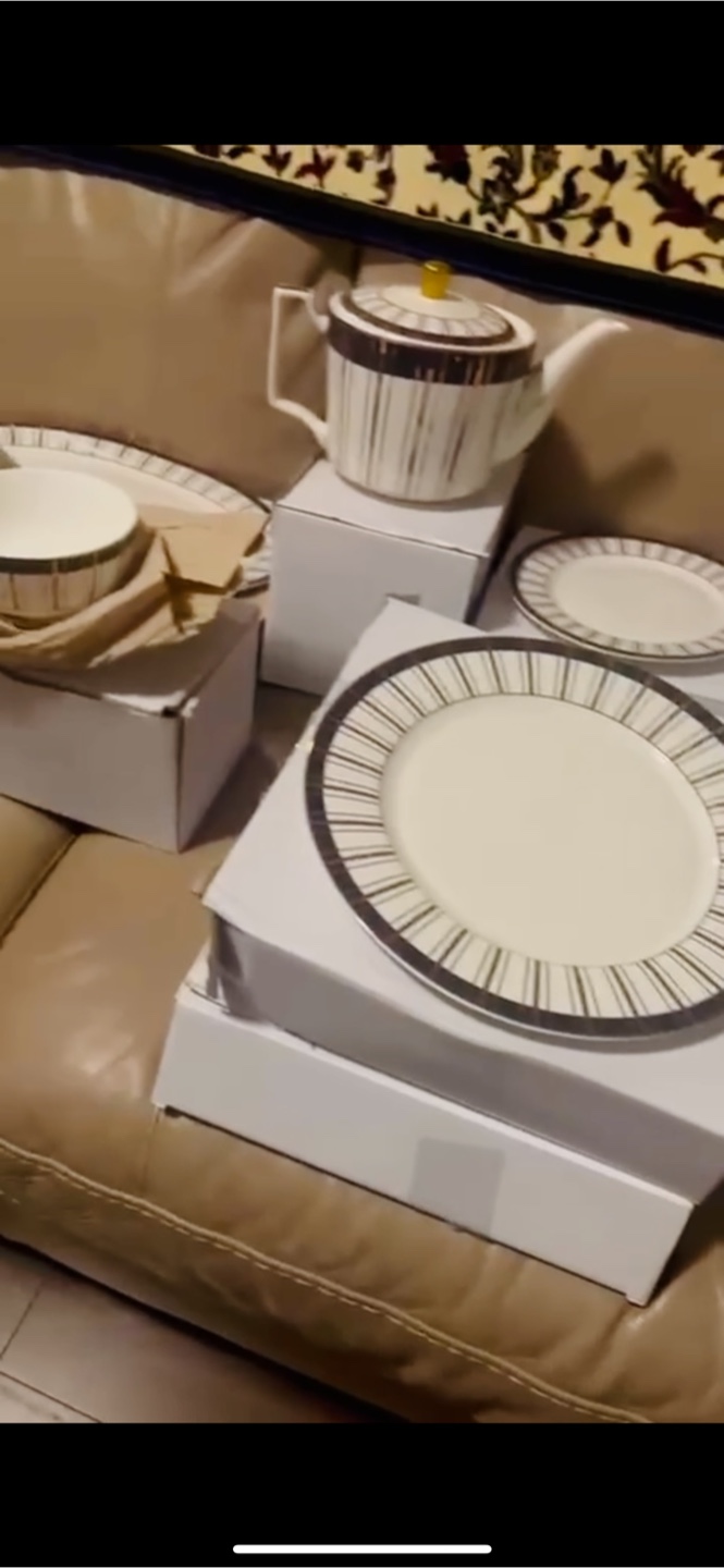 104 pieces dinner set / dinnerware. Serves 12 people.