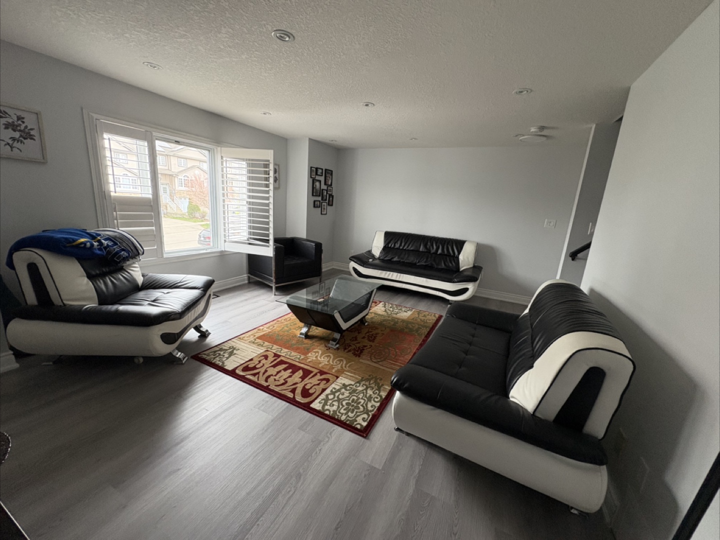 Modern Black and White Leather Living Room Set - photo 2