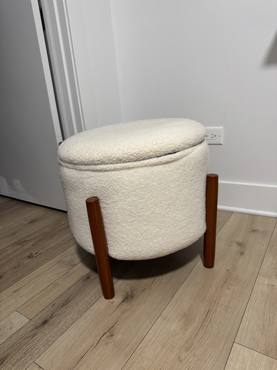 Round Storage Ottoman with Wooden Legs