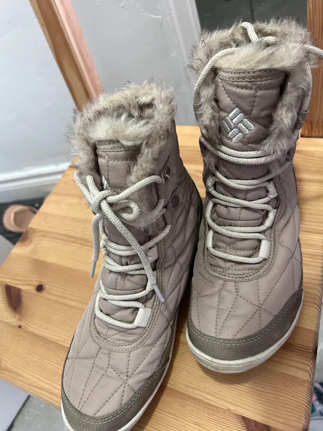 Columbia Women's Snow Boots Size 7 image indicator(2)