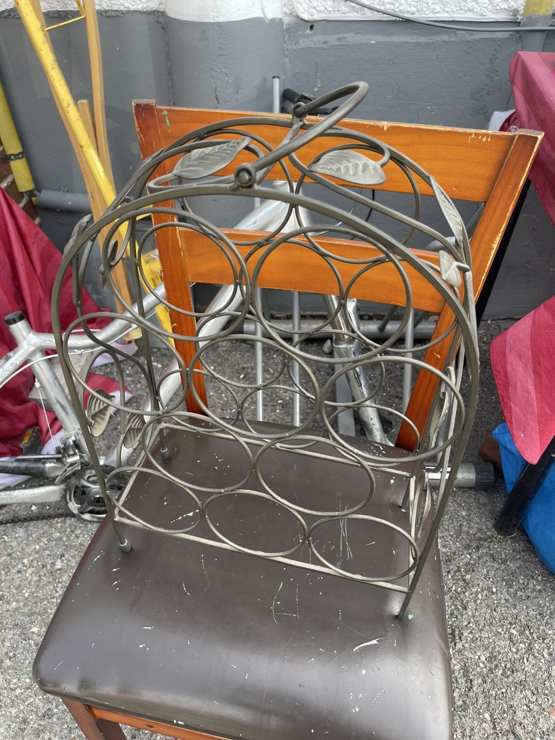 Metal Wine Rack with Leaf Design