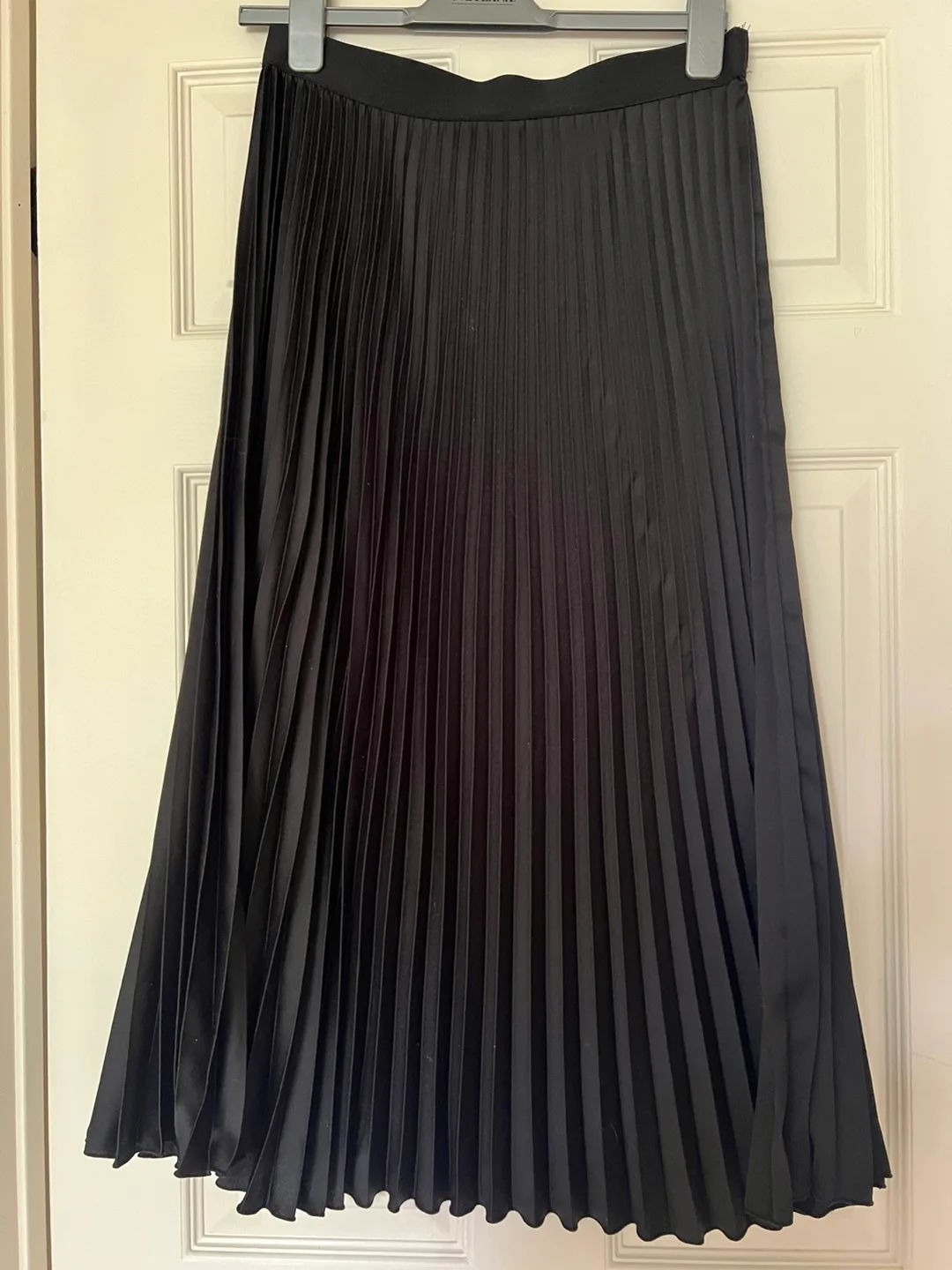 H&M Black Pleated Midi Skirt - Size M🏒 image indicator(2)