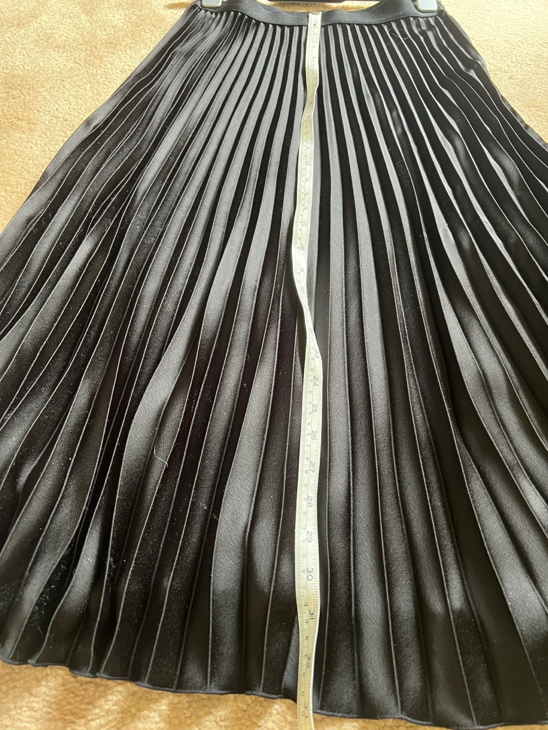 H&M Black Pleated Midi Skirt - Size M🏒 image indicator(5)
