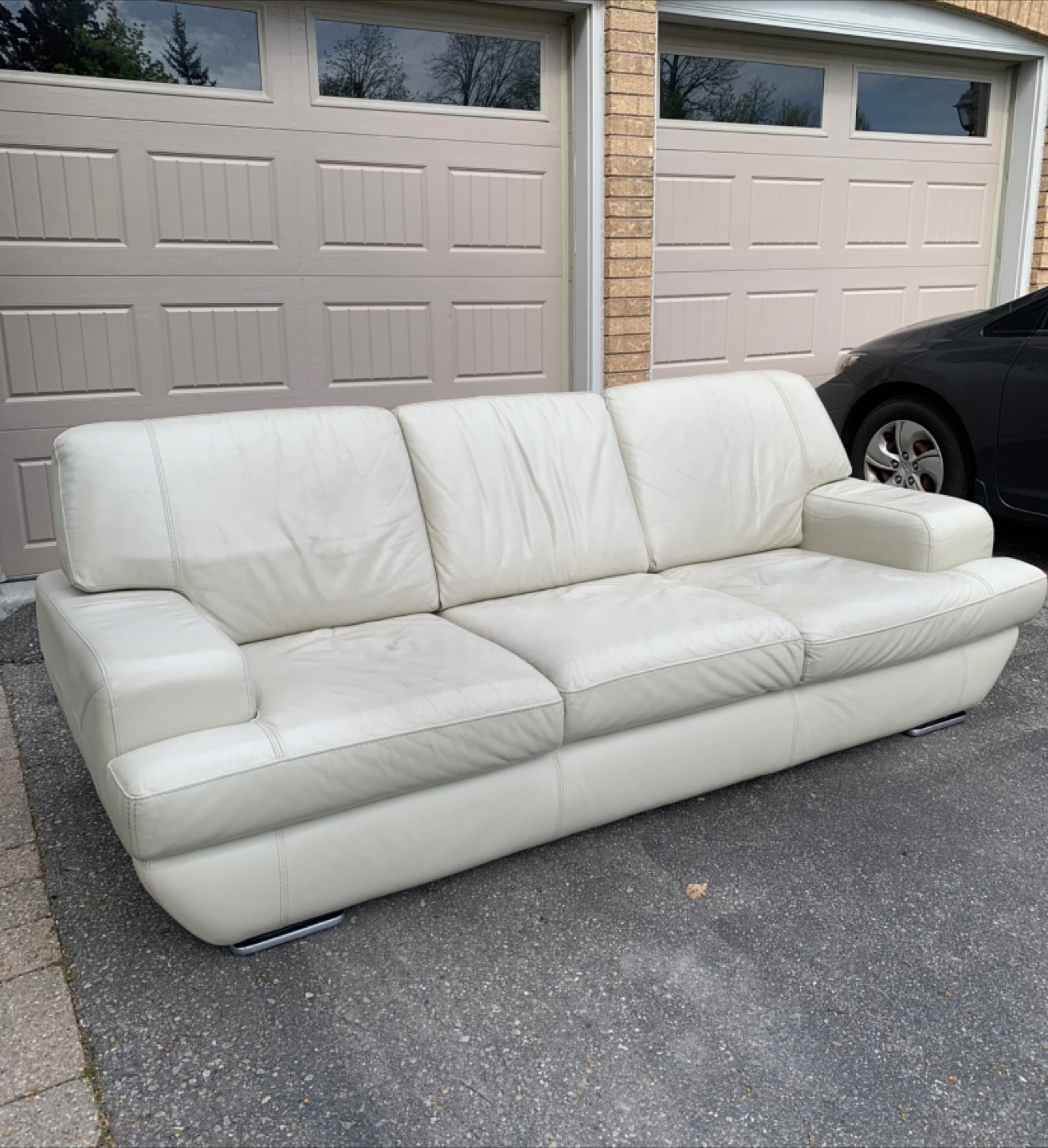!FREE DELIVERY! Leather Couch