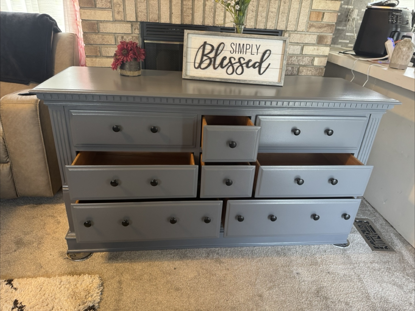 ✨✨ BEAUTIFUL GRAY LONG 8 DRAWER DRESSER BY ANCHOR HILL✨✨ - photo 3