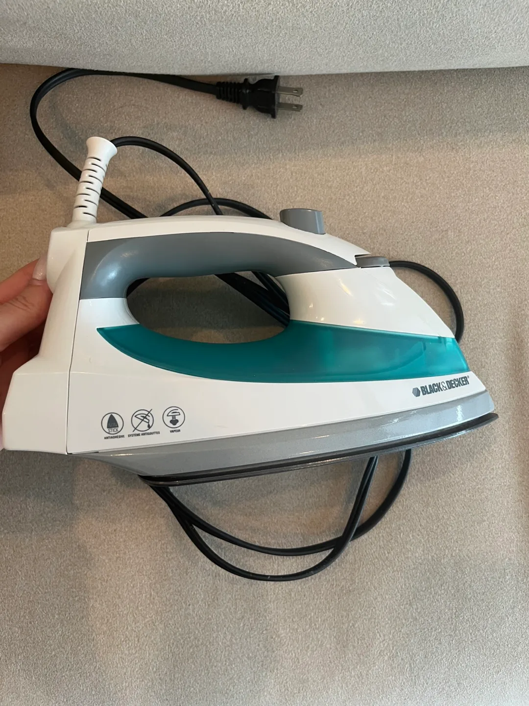 LBlack+Decker 1200-Watt Lightweight Steam Iron thumbnail