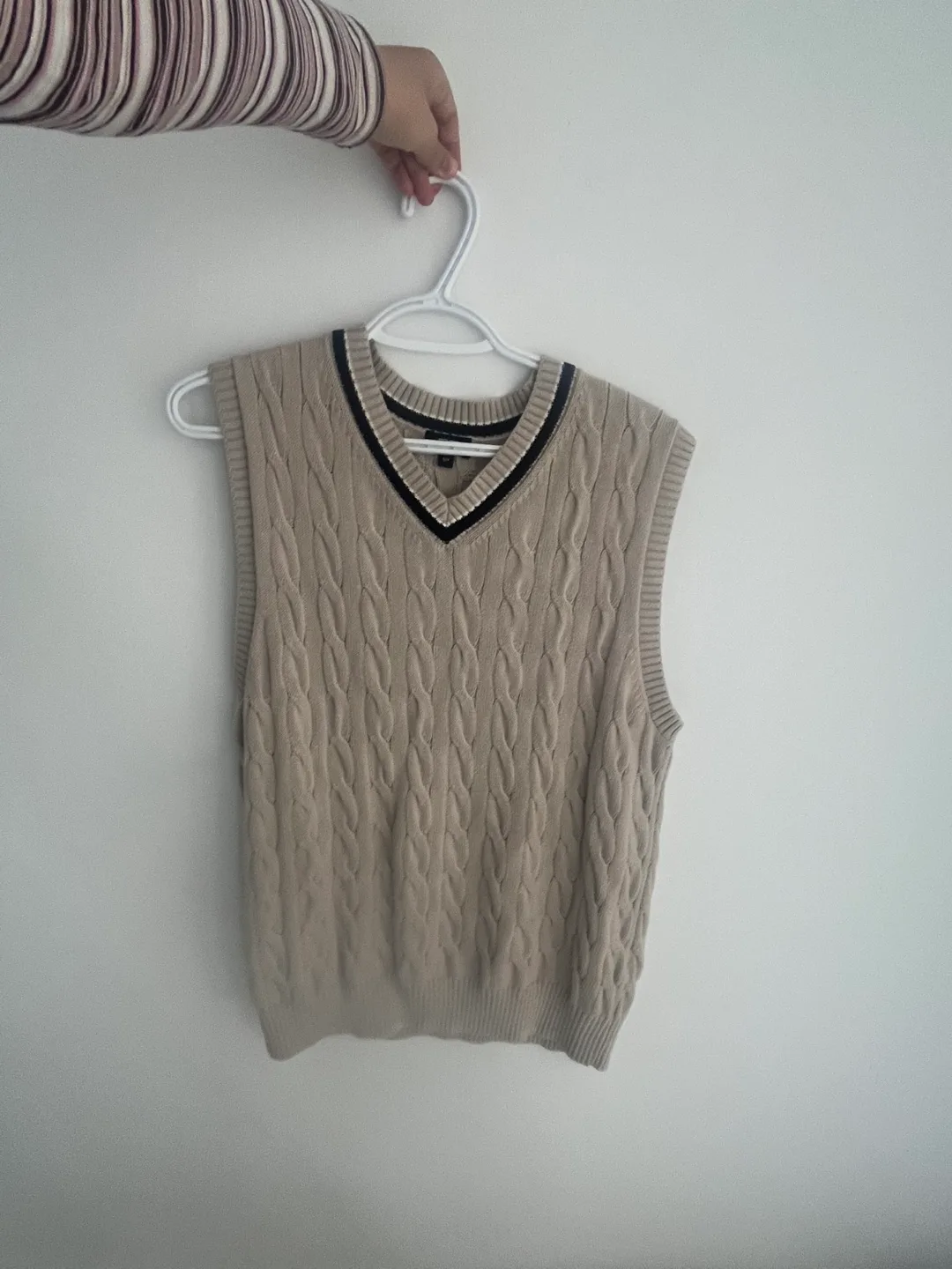 Uniqlo beige sweater vest image indicator(3)
