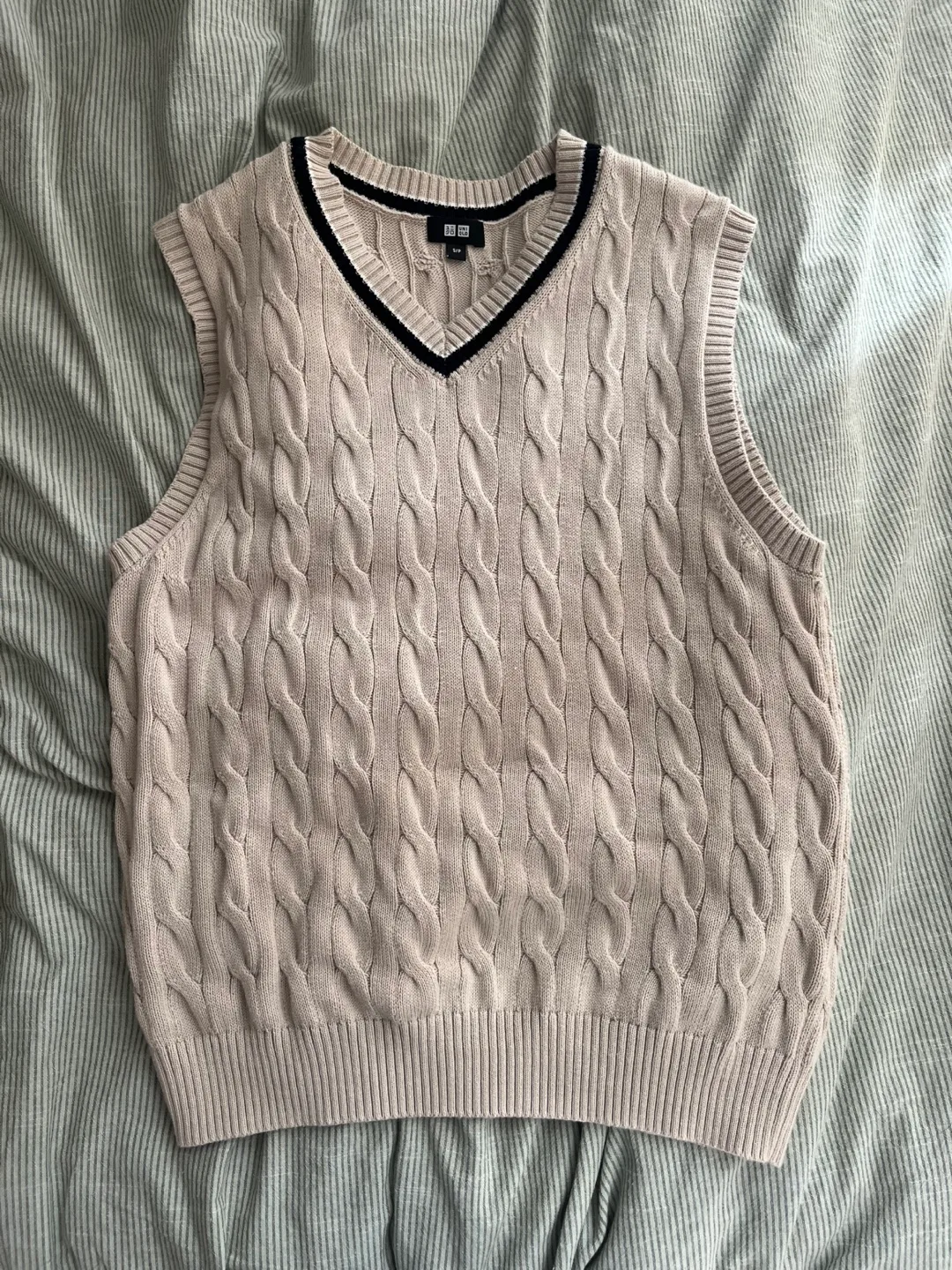 Uniqlo beige sweater vest thumbnail