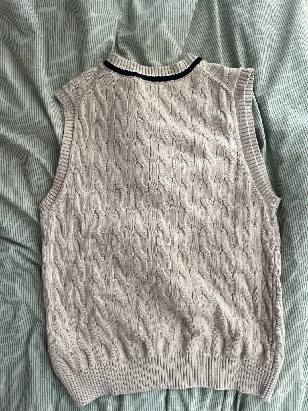 Uniqlo beige sweater vest image indicator(2)