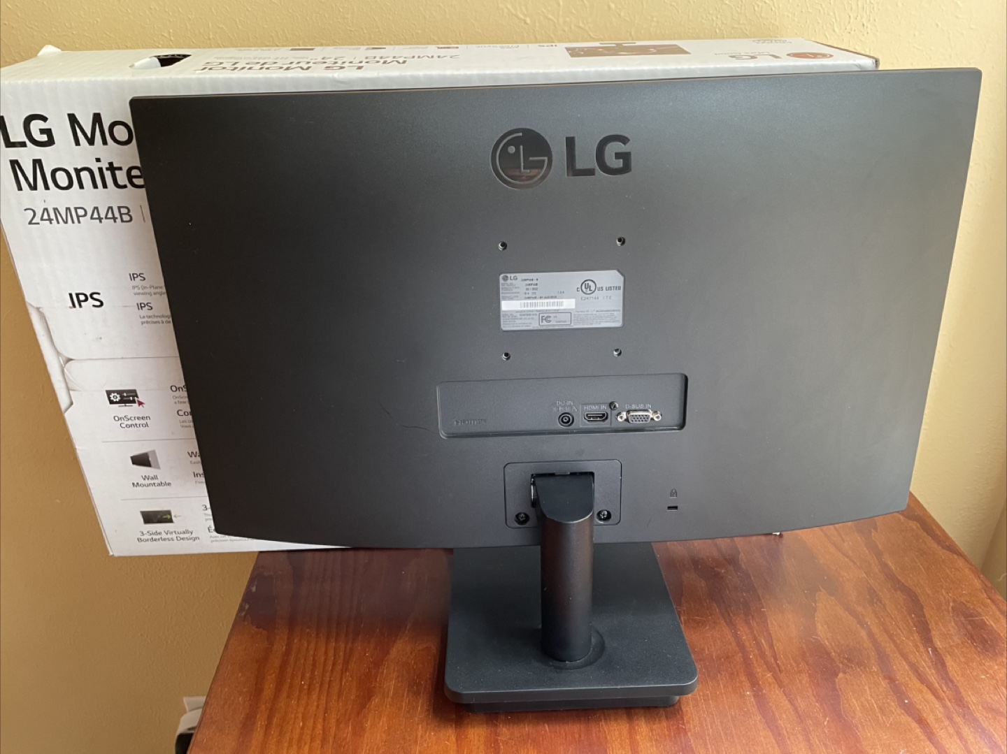 LG 24-inch IPS Monitor - 3 years old - photo 2