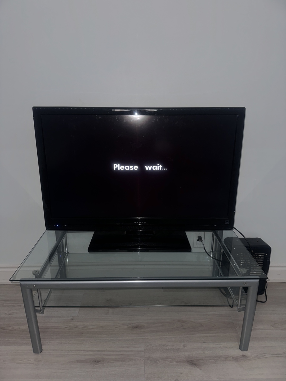 Dynex 32-inch LCD HDTV - photo 2