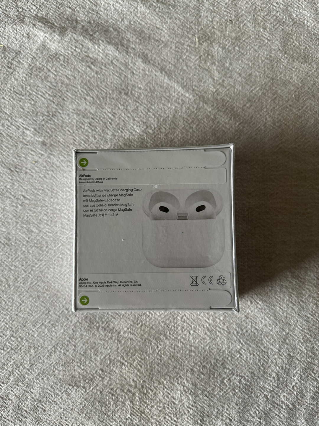 Apple AirPods (Gen 3) with Charging Case - photo 2