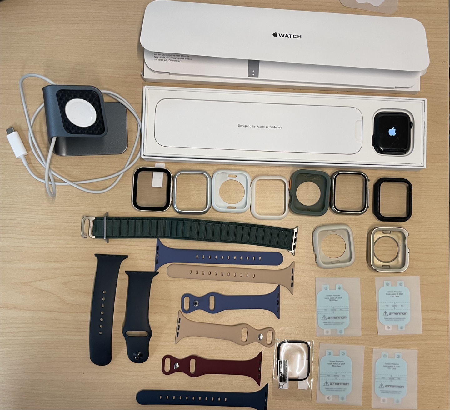 Apple Watch SE 44mm GPS - Black Sport Band + Accessories