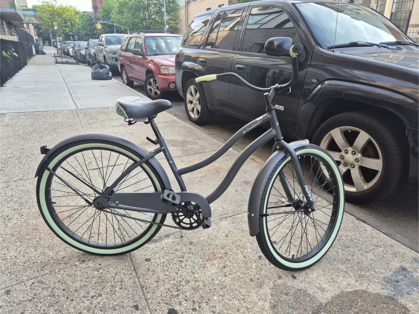 Women's Cruiser Bike -  Near New Condition - photo 2