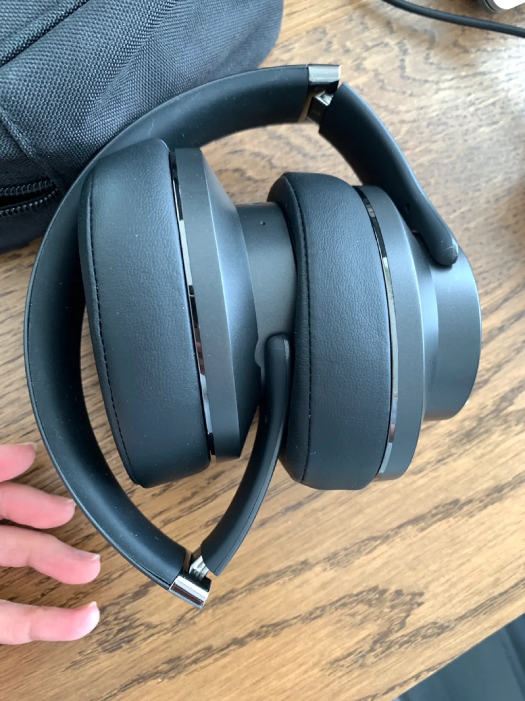 DOQAUS Over-Ear Headphones with Carrying Case thumbnail