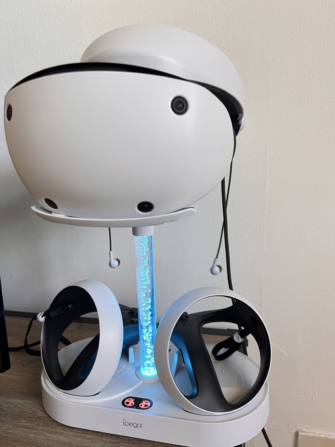 PlayStation VR2 with iPega Charging Stand - photo 2