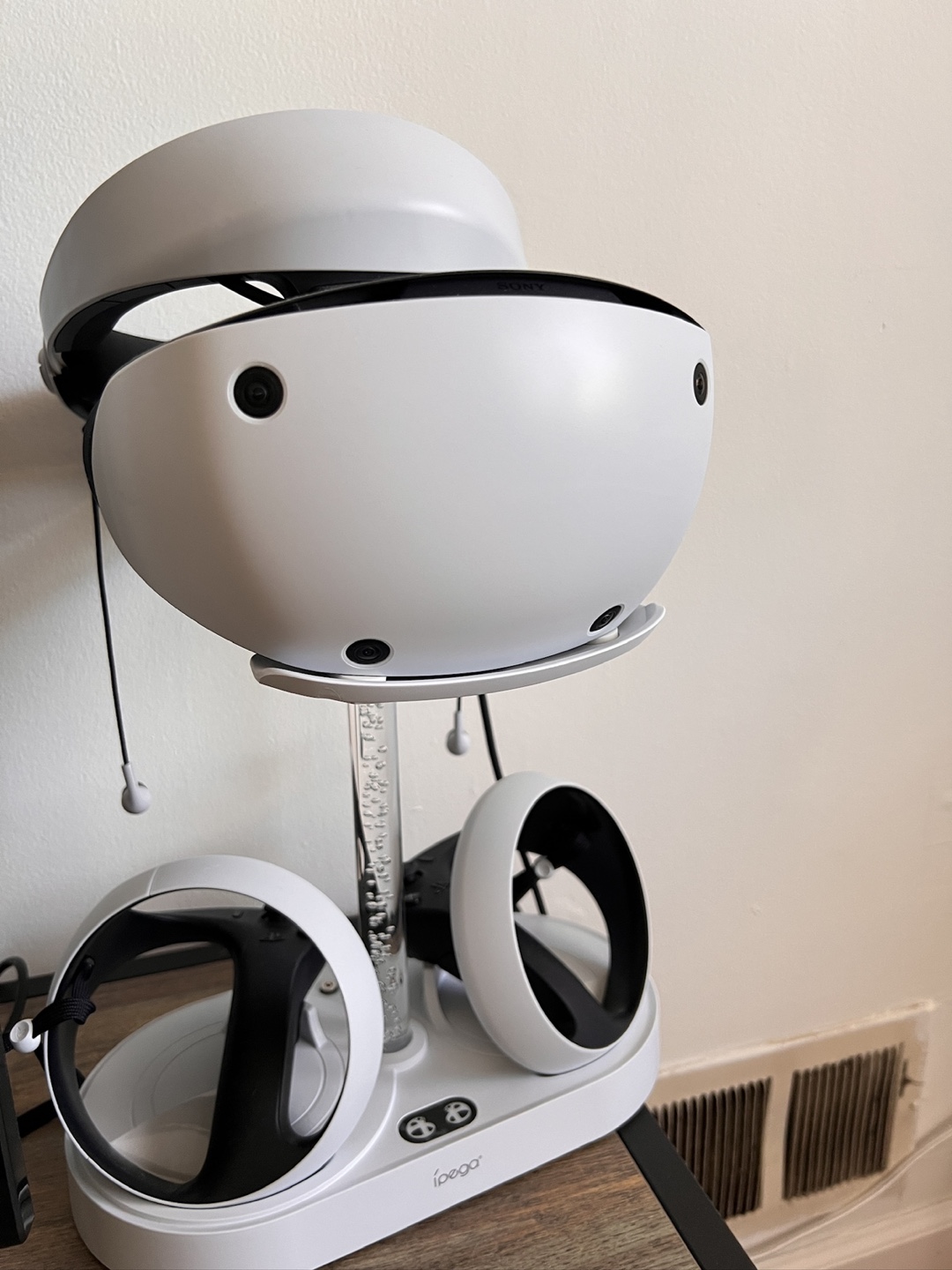 PlayStation VR2 with iPega Charging Stand - photo 3