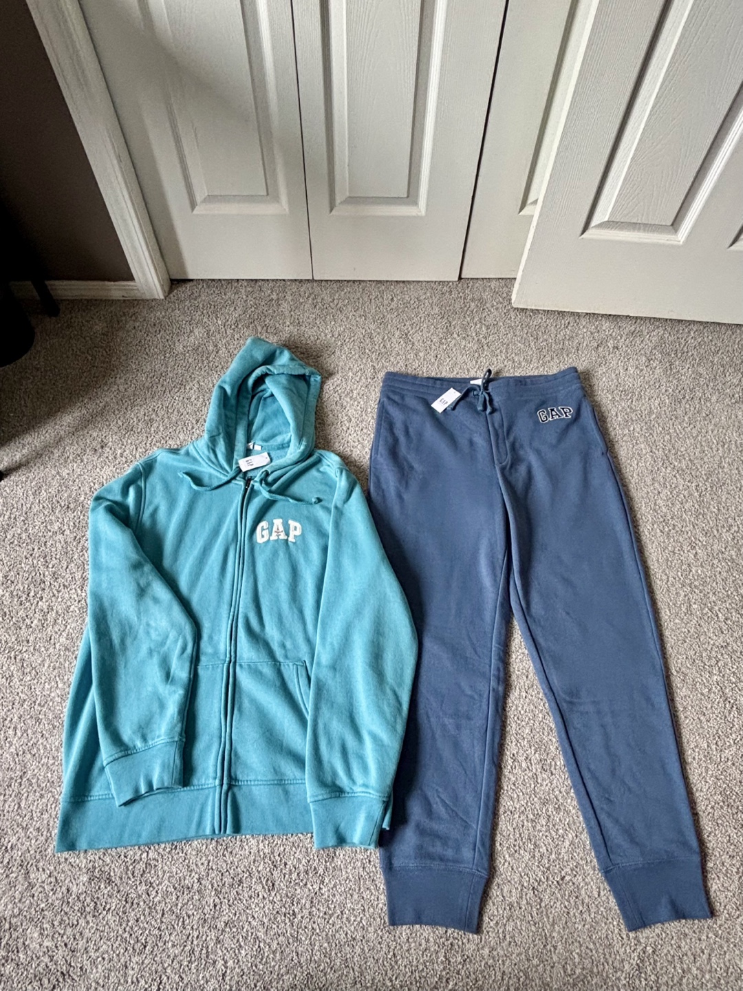 GAP Men Zip-Up Hoodie and Joggers Set - photo 2